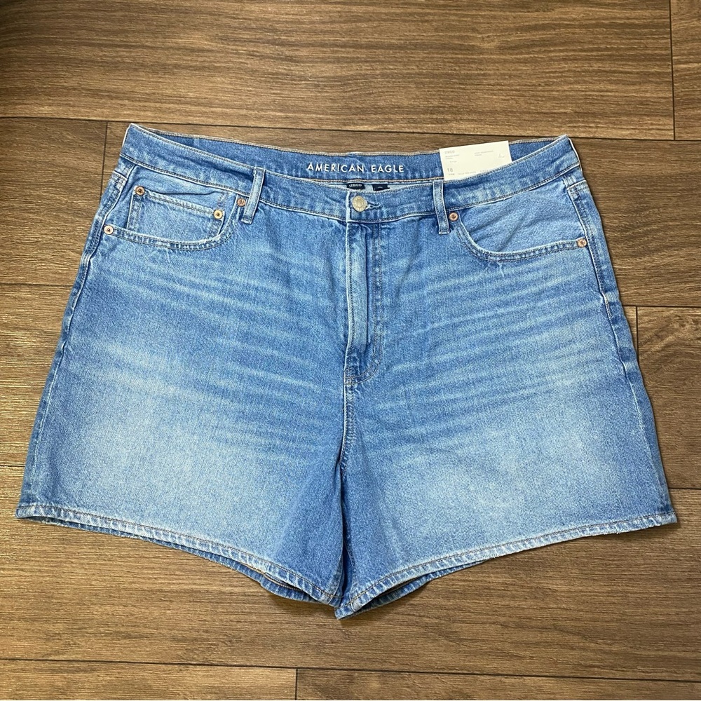 American Eagle  blue wash NWT relaxed shorts strigid women’s size 18